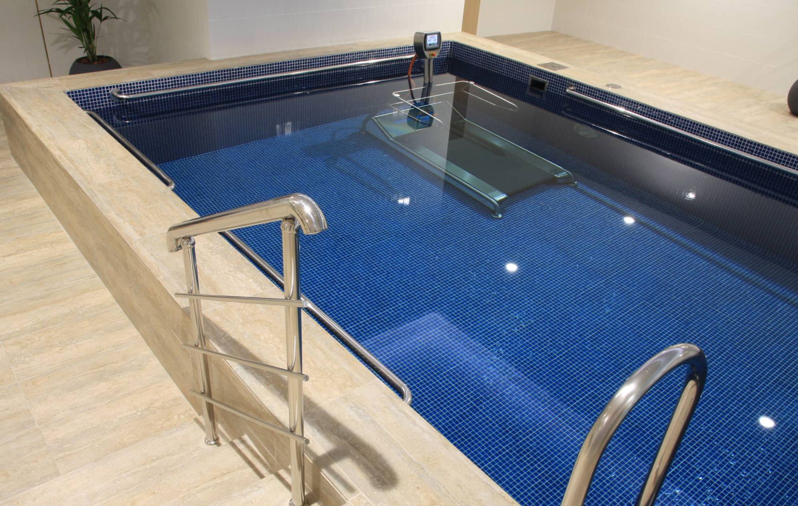 Подводная беговая дорожка Pooltrack Standard установлена в готовый бассейн